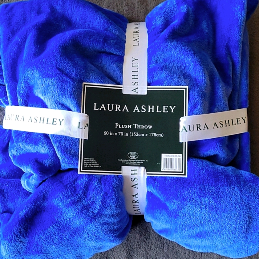 LAURA ASHLEY PLUSH THROW